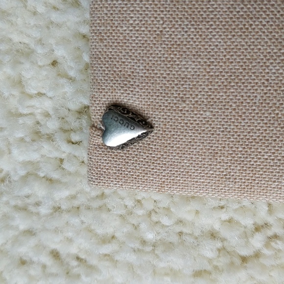 NIB Gucci Semi Shiny Silver Heart Earrings - Picture 4 of 9